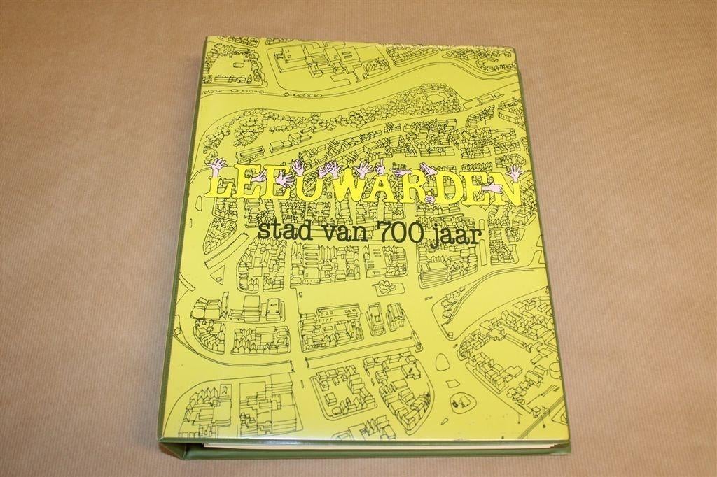 Leeuwarden Stad van 700 Jaar — Jubileumuitgave Onderwijs, Boeken, Geschiedenis | Stad en Regio, Ophalen of Verzenden, Gelezen