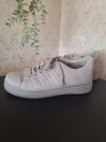 Sneakers lichtgrijs maat 39 beschikbaar voor biedingen