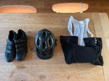 ZGAN Mountainbike schoenen, helm en bibshort te koop beschikbaar voor biedingen