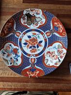 Antiek rond bord van Japans porselein  polychroom gedecoreer, Ophalen of Verzenden