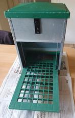 Trapbak voor 5 kg voer, Dieren en Toebehoren, Pluimvee | Toebehoren, Ophalen of Verzenden, Zo goed als nieuw, Drinken en Voederen