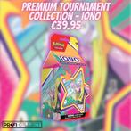 Pokémon Premium Tournament Collection - Iono, Hobby en Vrije tijd, Verzamelkaartspellen | Pokémon, Speeldeck, Nieuw, Foil, Ophalen of Verzenden