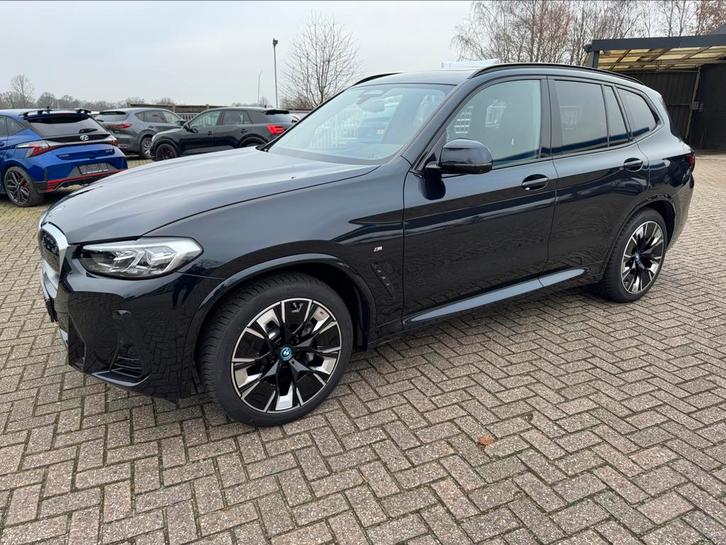 BMW iX3 286pk Aut 2023 Zwart Metallic 09-2023, Auto's, BMW, Bedrijf, iX3, 360° camera, 4x4, ABS, Achteruitrijcamera, Adaptieve lichten