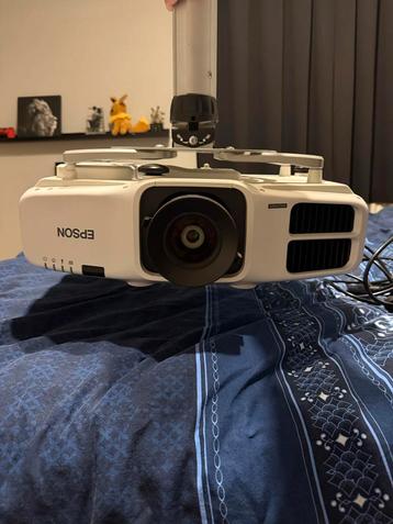 Epson Beamer met Afstandsbediening en Kabels beschikbaar voor biedingen