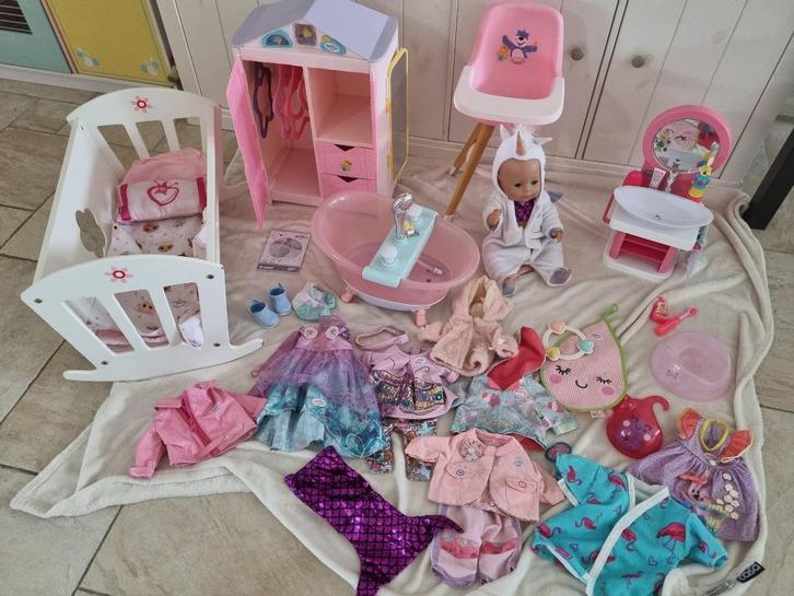 Baby born pop , badje , bedje , kast, wastafel en kleding., Kinderen en Baby's, Speelgoed | Poppen, Zo goed als nieuw, Babypop