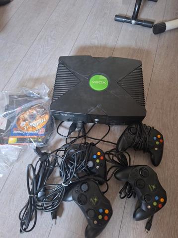 Originele Xbox met 3 controllers en spel beschikbaar voor biedingen