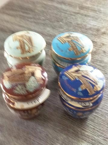 4 potjes uit Griekenland.met inhoud. beschikbaar voor biedingen