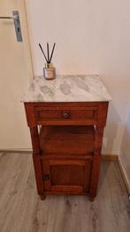 Kastje met marmeren blad, Huis en Inrichting, Slaapkamer | Nachtkastjes, Ophalen, Gebruikt, Minder dan 45 cm, 70 cm of meer