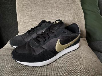 NIKE sneakers maat 38,5 vallen als 37 zwart met goud beschikbaar voor biedingen