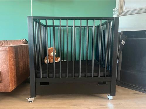 Zwarte box met lade op wieltjes. Met matras en boxzak!, Kinderen en Baby's, Boxen, Zo goed als nieuw, Lade, Ophalen