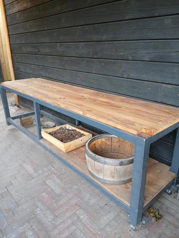 Zware tafel..metaal. beschikbaar voor biedingen