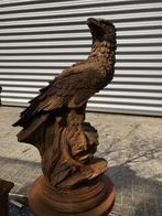 Gedetailleerd sculptuur van een adelaar zittend op een rots,, Tuin en Terras, Tuinbeelden, Ophalen of Verzenden, Nieuw, Steen