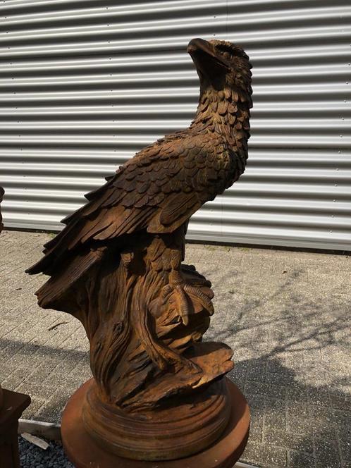 Gedetailleerd sculptuur van een adelaar zittend op een rots,, Tuin en Terras, Tuinbeelden, Nieuw, Dierenbeeld, Steen, Ophalen of Verzenden