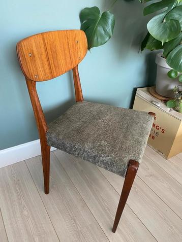 2 vintage stoelen beschikbaar voor biedingen