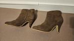 Bruine suède enkellaarsjes - Weinig gedragen - mt 39, Bruin, Lage of Enkellaarzen, Ophalen of Verzenden, Onbekend