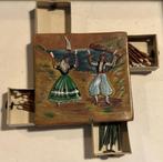 Een oud lucifer doosje met 4 doosjes lucifers erin Huisvlijt, Verzamelen, Rookartikelen, Aanstekers en Luciferdoosjes, Ophalen of Verzenden