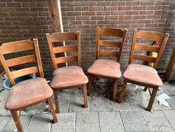Ouderwetse eetstoelen beschikbaar voor biedingen