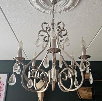 Mooie Kroonluchter met Kristallen beschikbaar voor biedingen