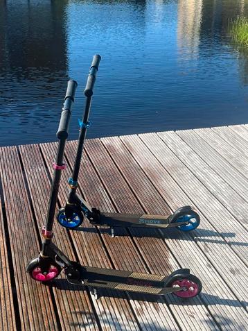 2 skate steppen blauw en roze beschikbaar voor biedingen