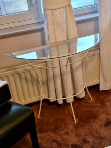 Twee glazen sidetables beschikbaar voor biedingen