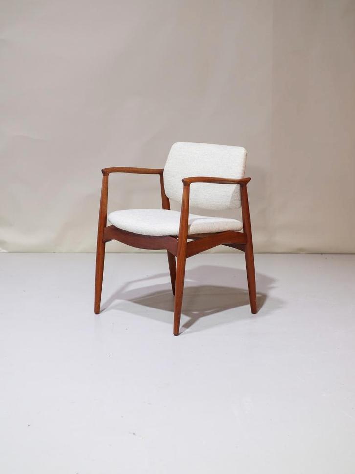 Erik Buch 67 armstoel Captains Chair Deens vintage, Huis en Inrichting, Stoelen, Zo goed als nieuw, Eén, Hout, Stof, Wit, Ophalen