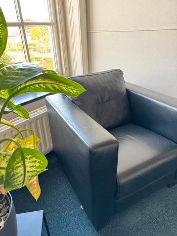 Zwarte lederen fauteuil (Montel) beschikbaar voor biedingen