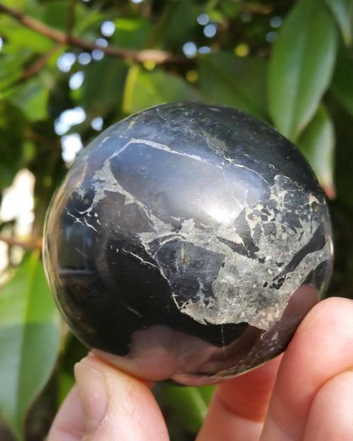 Zwarte serpentijn bol 5,5 cm, Verzamelen, Mineralen en Fossielen, Mineraal, Ophalen of Verzenden