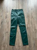 Super leuke pu leren broek van Nikkie, maat 38, ZGAN!, Kleding | Dames, Groen, Ophalen of Verzenden