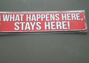 Nieuw Wandbord - What Happens Here, Stays Here beschikbaar voor biedingen