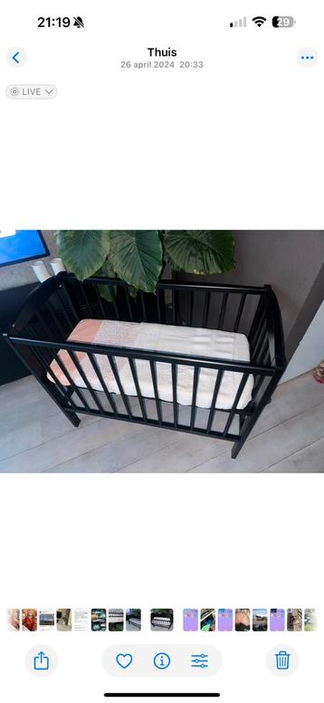 Zwarte Wieg met Matras - Zo Goed Als Nieuw beschikbaar voor biedingen