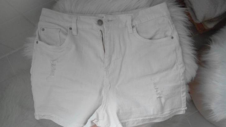 2 spijker shorts wit en blauw maat 40 met leuke details p/st, Kleding | Dames, Spijkerbroeken en Jeans, Zo goed als nieuw, W30 - W32 (confectie 38/40)