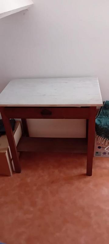 Oud tafeltje met marmeren blad beschikbaar voor biedingen