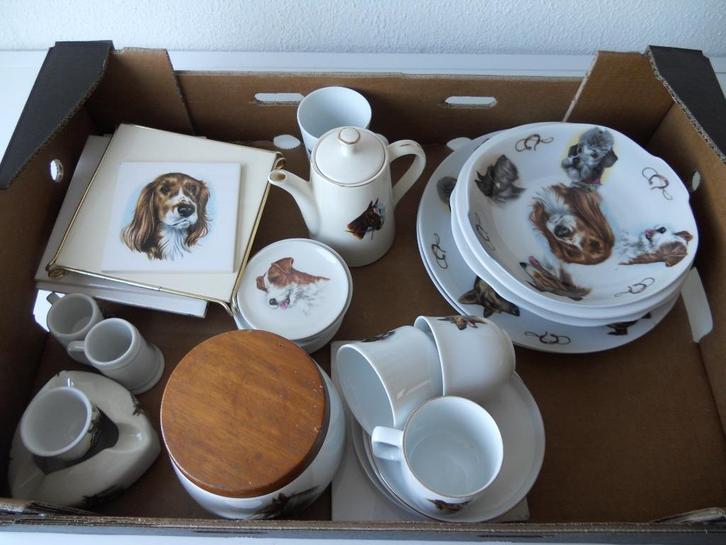Verzameling servies met hondenafbeeldingen, Antiek en Kunst, Antiek | Servies los, Ophalen of Verzenden