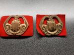 Nulli Cedo  - embl.met verschil/ klinkn./ heft - letters., Ophalen of Verzenden, Landmacht, Nederland, Embleem of Badge