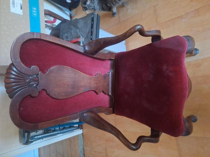 Antieke houten stoel met rode velours bekleding – Klassiek &, Antiek en Kunst, Antiek | Meubels | Stoelen en Banken, Ophalen of Verzenden