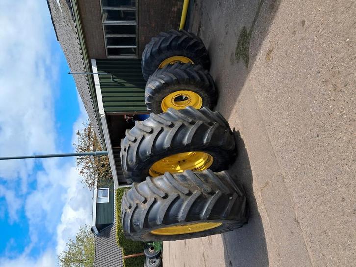 Set Johndeere banden te koop, Zakelijke goederen, Agrarisch | Onderdelen | Banden, Velgen en Assen, Ophalen of Verzenden
