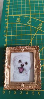 Maltezer puppy hond portret in lijst poppenhuis pph phh, Verzamelen, Poppenhuis, Ophalen of Verzenden, Zo goed als nieuw
