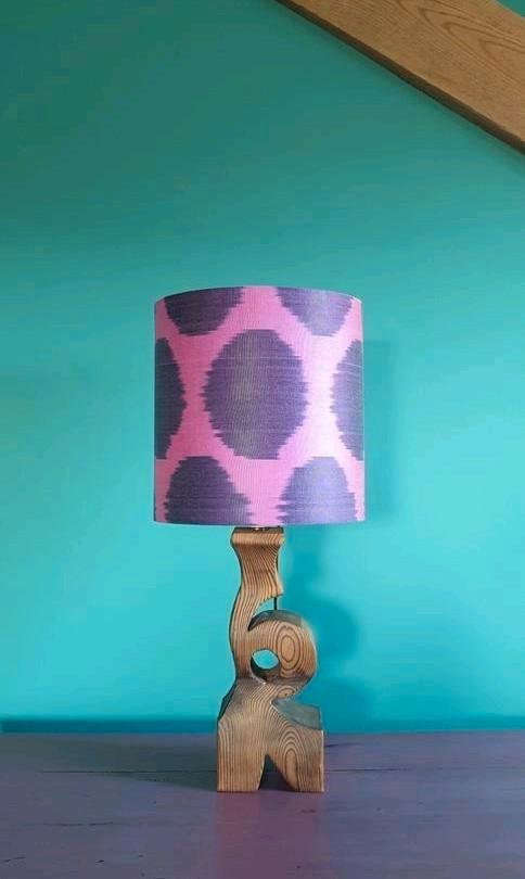 Vintage houten tafellamp met zijde ikat kap, Huis en Inrichting, Lampen | Tafellampen, Zo goed als nieuw, Ophalen of Verzenden