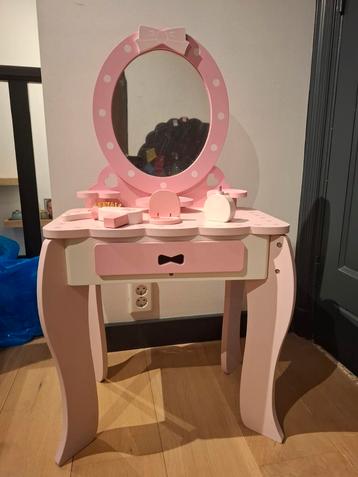 Leuke make-up tafel voor kinderen beschikbaar voor biedingen