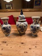 Mooi oud Delfts blauw kaststel, 2 vazen en pot, izgs, Ophalen of Verzenden