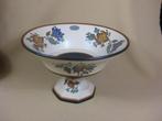 Gouda plateel schaal op voet Flora, Antiek en Kunst, Antiek | Keramiek en Aardewerk, Ophalen of Verzenden