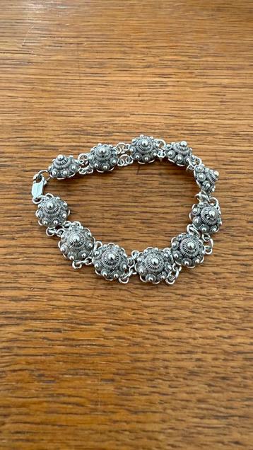 Vintage bedelarmband, 11 zwaar zilveren bedels beschikbaar voor biedingen