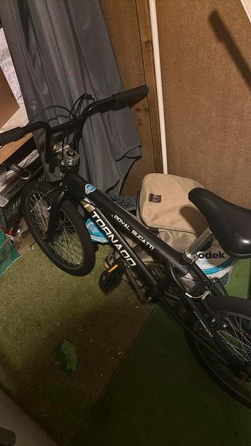 Zwarte bmx voor kinderen tot 14jaar oud beschikbaar voor biedingen