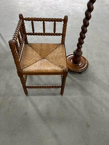 Antieke bobbin chair met rieten zitting beschikbaar voor biedingen