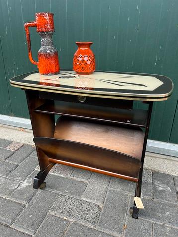 Vintage jaren 50/60 side table/ bijzettafel met kranten bak beschikbaar voor biedingen