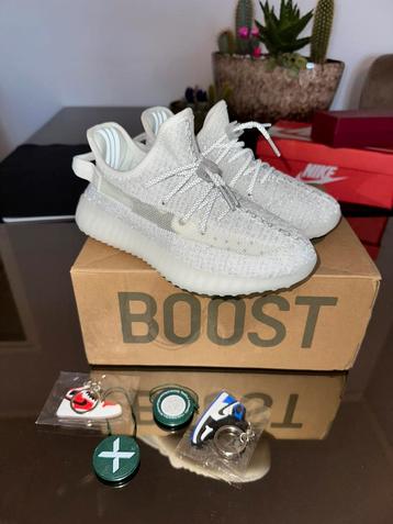 Nieuwe witte yeezy boost 350 sneakers in doos beschikbaar voor biedingen