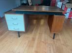 Vintage bureau, leuk design met wat gebruikerssporen (foto), Huis en Inrichting, Bureaus, Zo goed als nieuw, Ophalen
