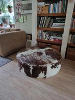 Grote ronde poef met koeienhuid, Huis en Inrichting, Banken | Voetenbanken en Poefen, Ophalen, Gebruikt, Rond