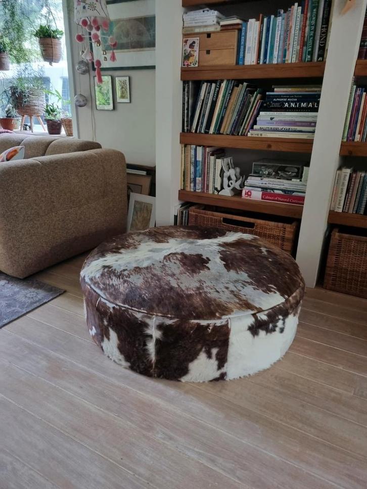 Grote ronde poef met koeienhuid, Huis en Inrichting, Banken | Voetenbanken en Poefen, Gebruikt, Rond, Ophalen