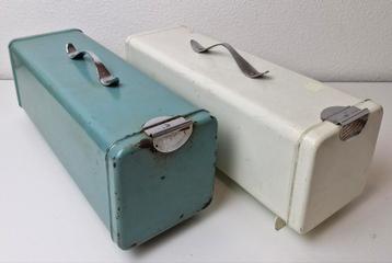 Vintage emaille koekblik met houten plankje beschikbaar voor biedingen